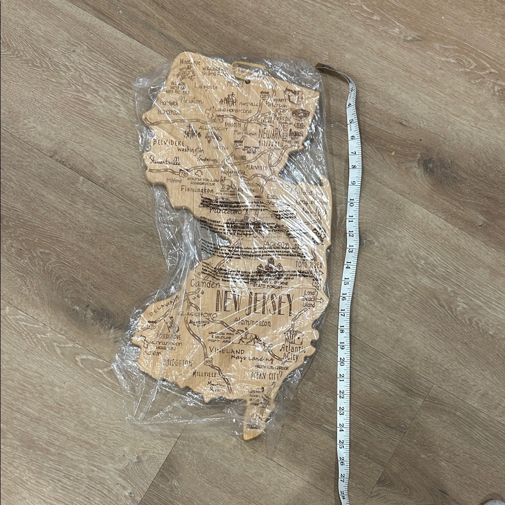 NWT New Jersey Wooden State Map Cutting Board/Wall Art - Natural Wood - Picture 2 of 2